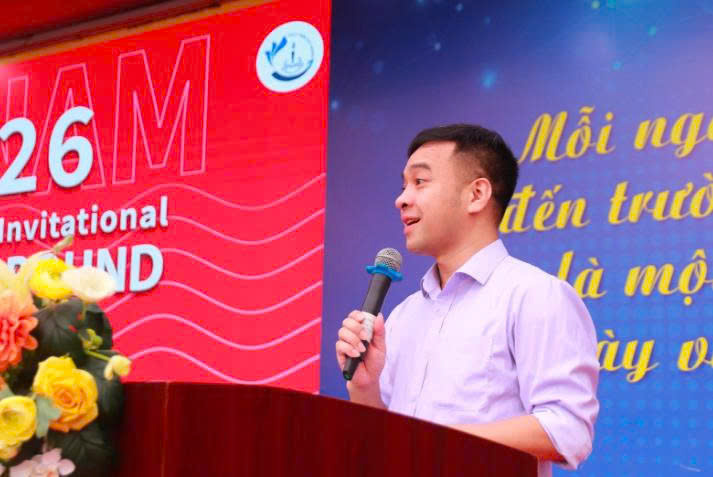 Tiến sĩ Thiều Quang Tùng - Chuyên gia bồi dưỡng học sinh giỏi Toán Quốc Gia và Quốc Tế - Giáo viên Trường THCS Cầu Giấy phát biểu. Ảnh: BTC