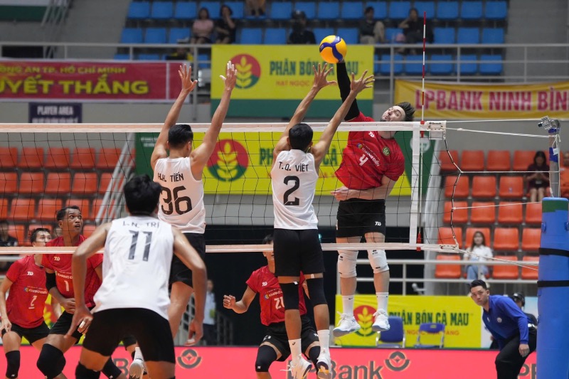 Set 3 of the Ho Chi Minh City - Da Nang match at the 2026 National Volleyball Championship extended to a score of 43-45. Photo: VFV