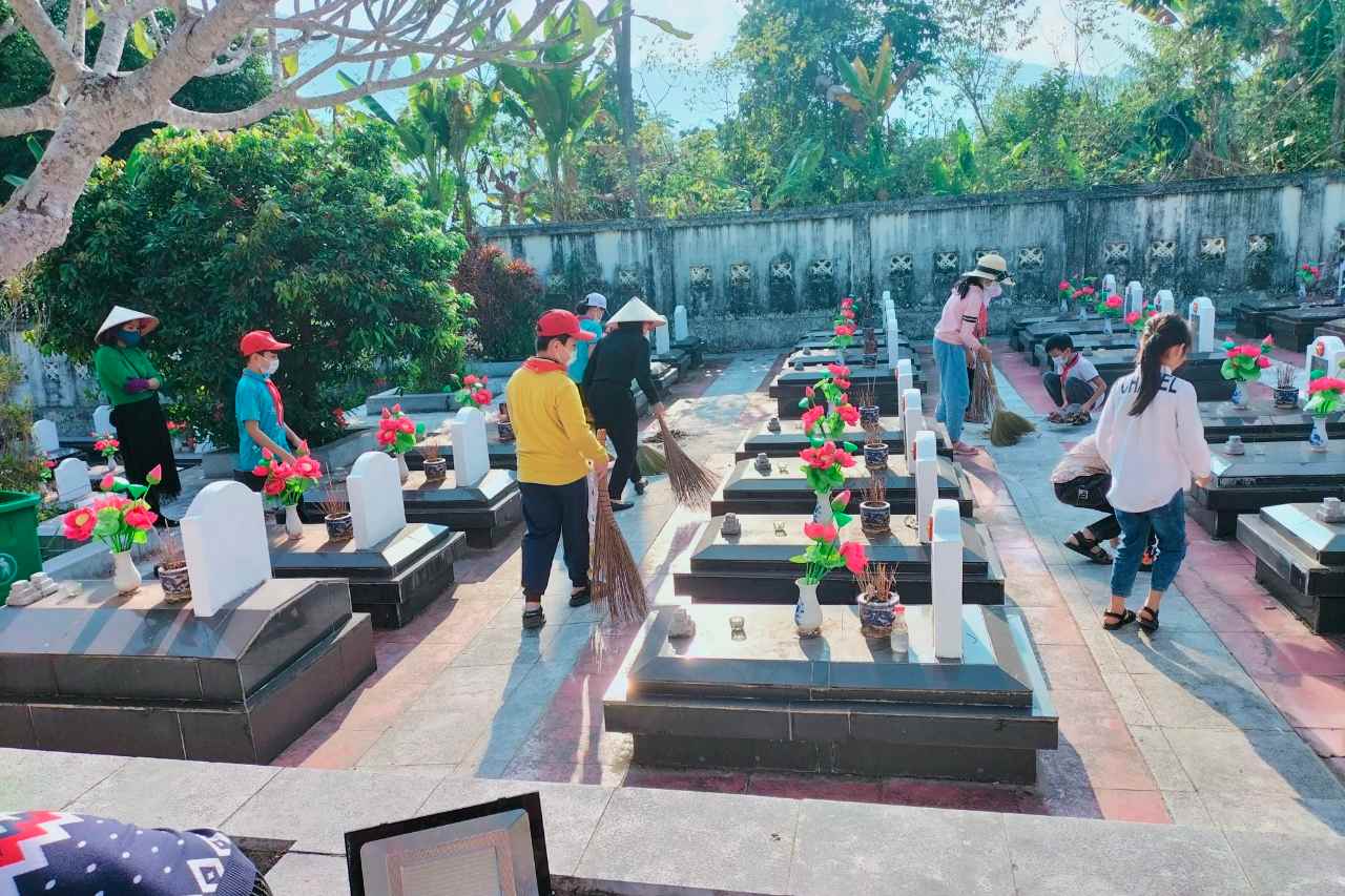 Los estudiantes experimentan y visitan el cementerio de mártires de Mường Tè. Foto: Departamento de Educación y Formación de la provincia de Lai Châu