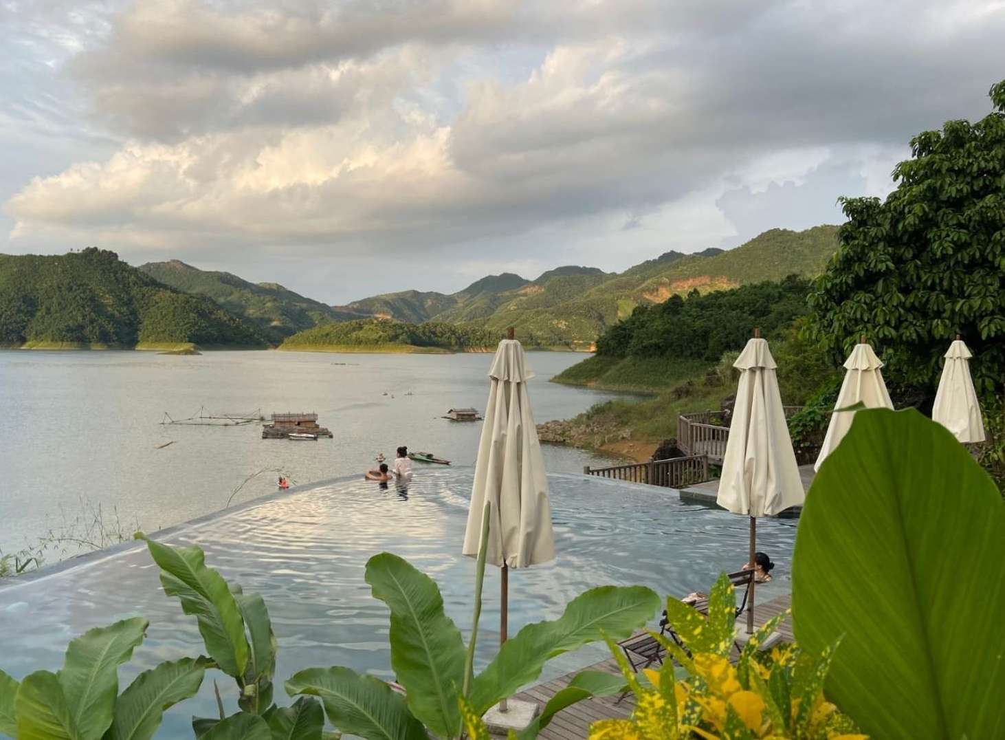 Today's weather forecast helps tourists refer to information before exploring and enjoying outdoor activities. Photo: Van Chuyen