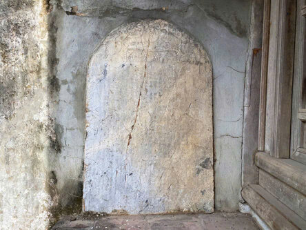 Những bia đá tại đình cổ Tiền Lệ. Ảnh: Lê Phúc