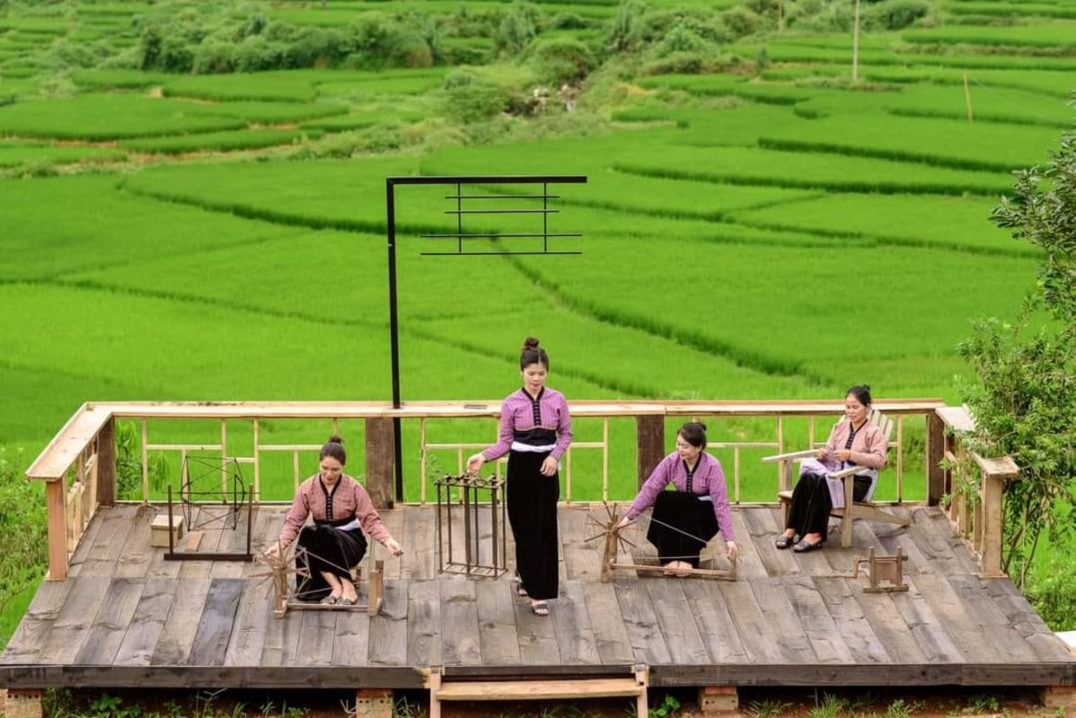 Sinh hoạt văn hóa truyền thống của người Mường được tái hiện. Ảnh: Trường Sơn