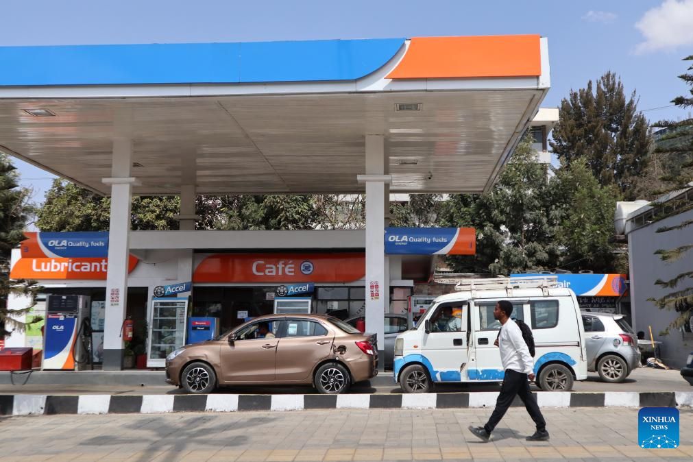 Oil prices exceeded the 100 USD/barrel mark on the morning of April 12 when the US blockaded the Strait of Hormuz. Photo: Xinhua