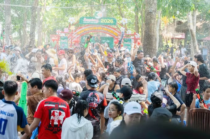 Nhân dân và du khách vui Hội té nước tại Ngày hội Bunpimay 2569 năm 2026 ở xã Buôn Đôn, tỉnh Đắk Lắk. Ảnh: Hoài Thu/TTXVN  