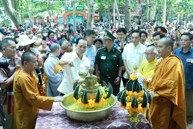 Sand tower construction ceremony at Bunpimay Tet Festival 2569 in 2026 in Buon Don commune, Dak Lak province. Photo: Hoai Thu/VNA