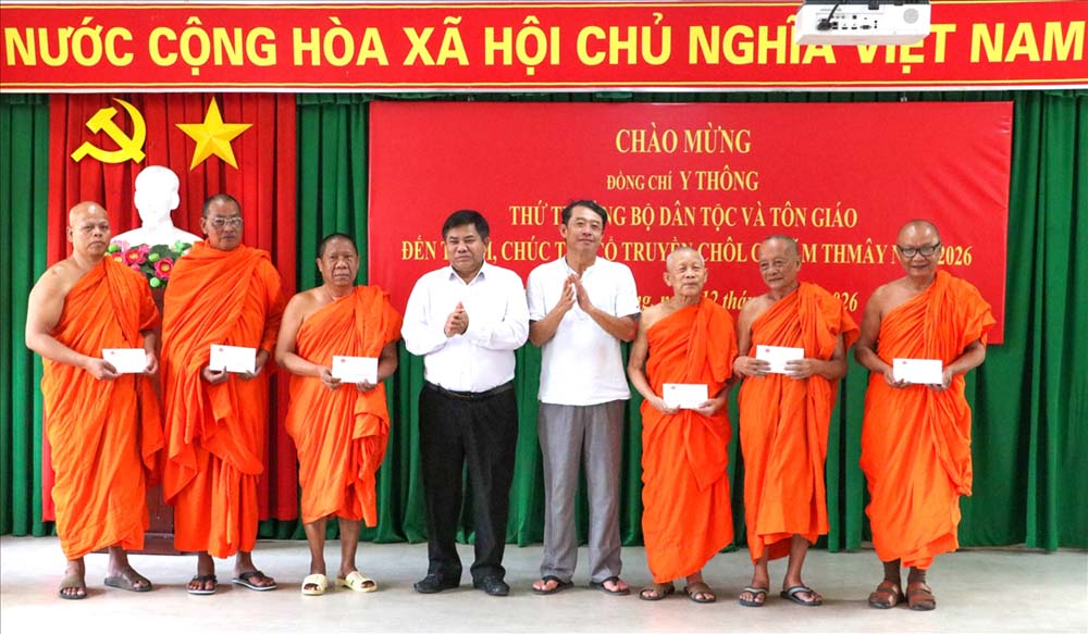 Thứ trưởng Bộ Dân tộc và Tôn giáo Y Thông và Phó Chủ tịch UBND TP. Cần Thơ Nguyễn Văn Khởi trao quà tới các vị Hòa Thượng, chư tăng Phật giáo Nam tông Khmer. Ảnh: Như Tâm - Tào Đạt