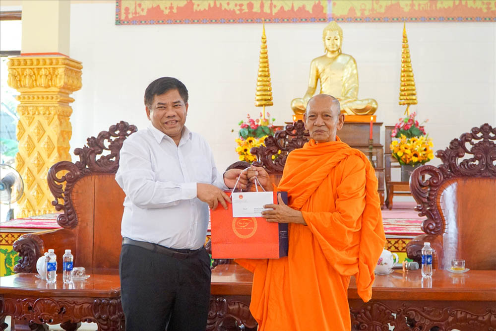 Thứ trưởng Y Thông trao quà tới Hòa thượng Đào Như – Phó Chủ tịch Hội đồng Trị sự Giáo hội Phật giáo Việt Nam, Viện trưởng Học viện, Trưởng Ban Trị sự Giáo hội Phật giáo Việt Nam TP. Cần Thơ, Trụ trì chùa Pôthi Somrôm. Ảnh: Như Tâm