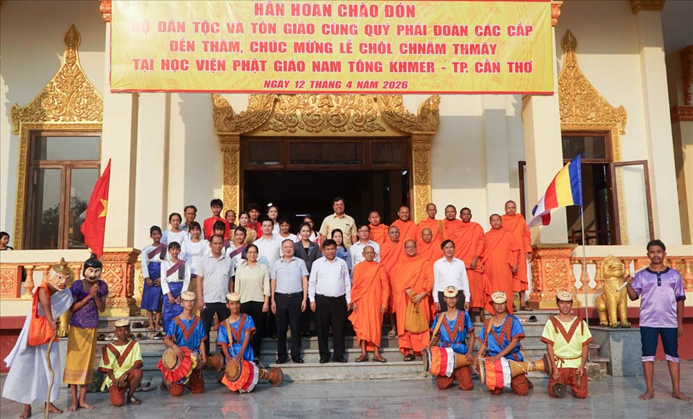 Thứ trưởng Y Thông và Đoàn công tác, cùng chư tăng chụp ảnh lưu niệm tại Học viên Phật giáo Nam tông Khmer. Ảnh: Như Tâm