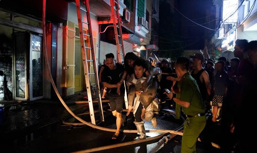 Functional forces and people make efforts to extinguish the fire and rescue victims in the fire. Photo: Hanoi Police