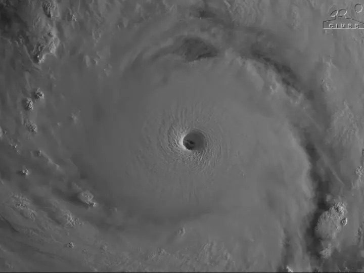 Siêu bão Sinlaku gió giật hủy diệt 350km/h, tiến về vùng ảnh hưởng đầu tiên