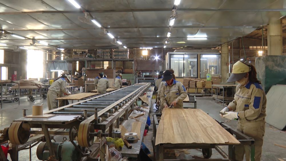 Workers in Quang Tri struggle to manage spending as market prices rise. Photo: Thanh Trung