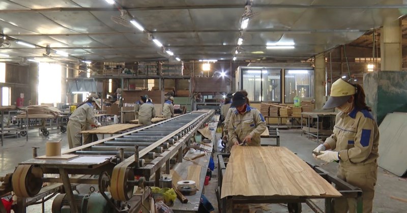 Giá cả tăng cao, người lao động chật vật chi tiêu