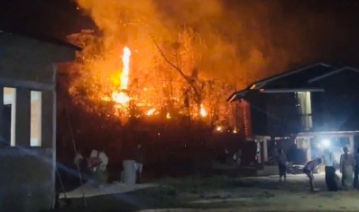 The forest fire spreading to near residential areas was extinguished when Quang Tri Provincial Fire Police arrived. Photo: Quang Tri Provincial Police