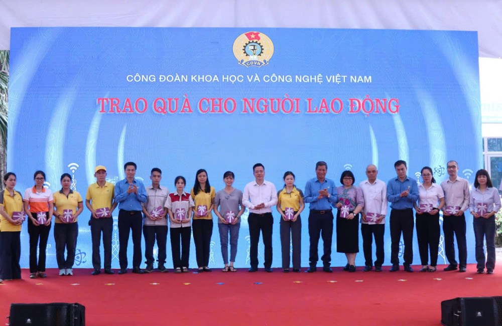 Vietnam Science and Technology Trade Union presents gifts to union members in difficult circumstances on the occasion of Workers' Month, Action Month for Occupational Safety and Health in 2025. Photo: Quynh Chi