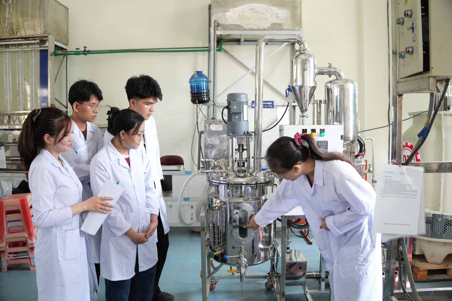 Programme de formation spécialisée en matériaux semi-conducteurs relevant de la Faculté de technologie chimique - Environnement, Université de pédagogie technique - Université de Da Nang. Photo: An Thuong