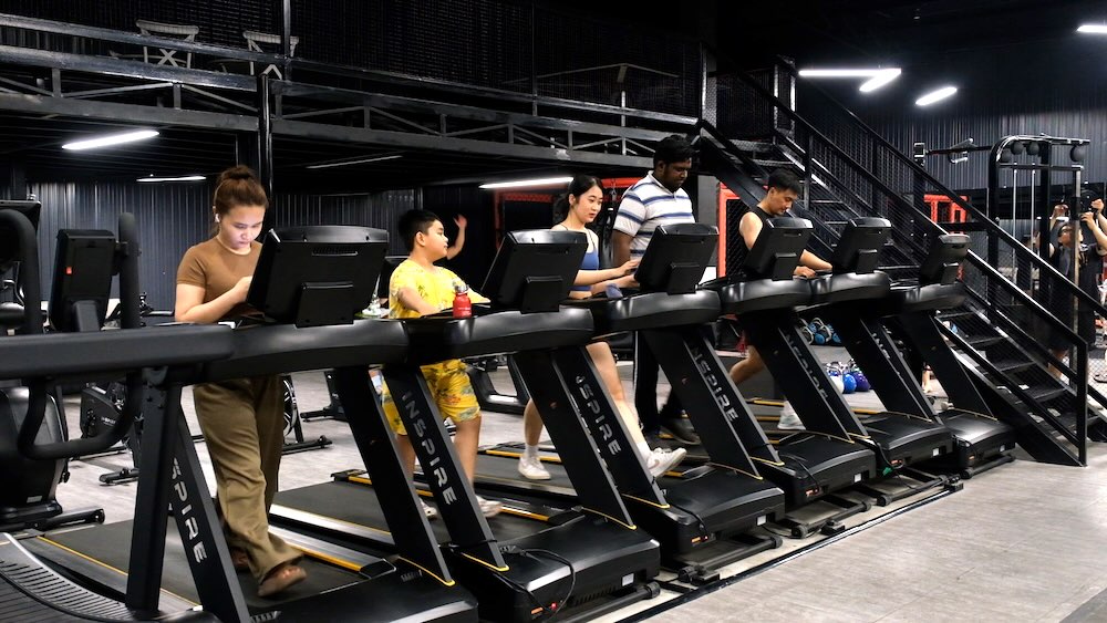 Ola de calor, muchos jóvenes eligen ir al gimnasio para entrenar