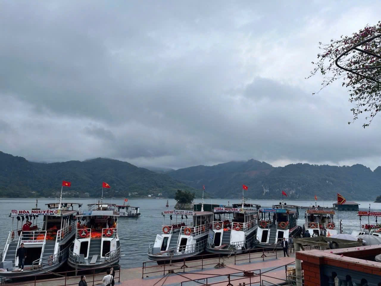 The water level upstream of Hoa Binh Lake is currently at an altitude of 113.75m. Photo: Minh Chuyen