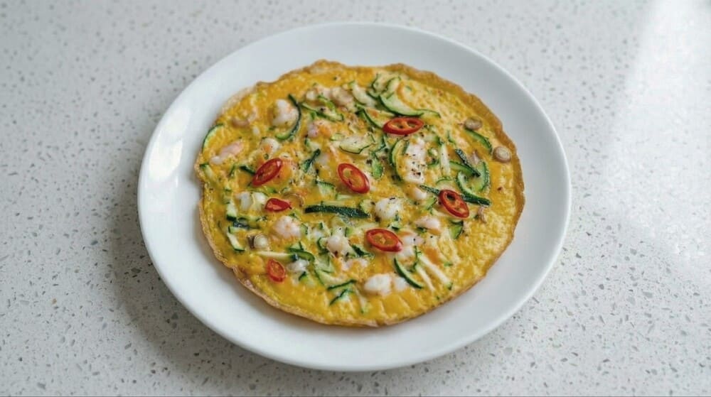 How to make quick and nutritious fried eggs with shrimp and zucchini for the first day of the week meal. Photo: Thu Lan