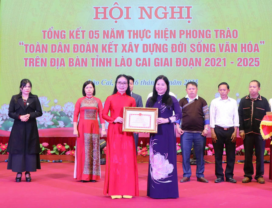 LĐLĐ tỉnh Lào Cai được nhận Bằng khen thực hiện phong trào “Toàn dân đoàn kết xây dựng đời sống văn hoá” giai đoạn 2021-2025. Ảnh: Lam Anh