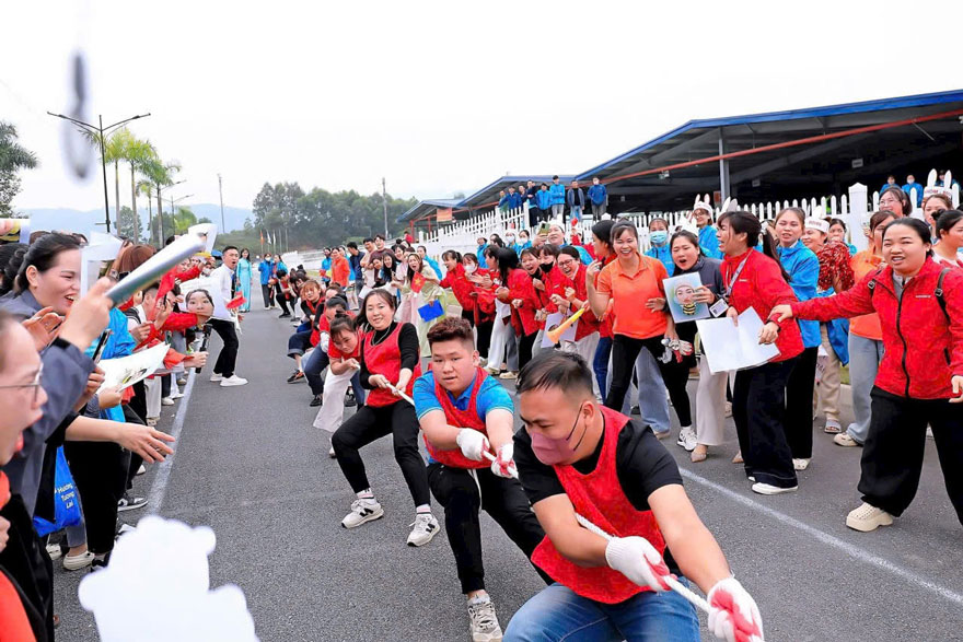Trade union members participate in the Lao Cai CNVCLĐ Sports Tournament. Photo: Lam Anh
