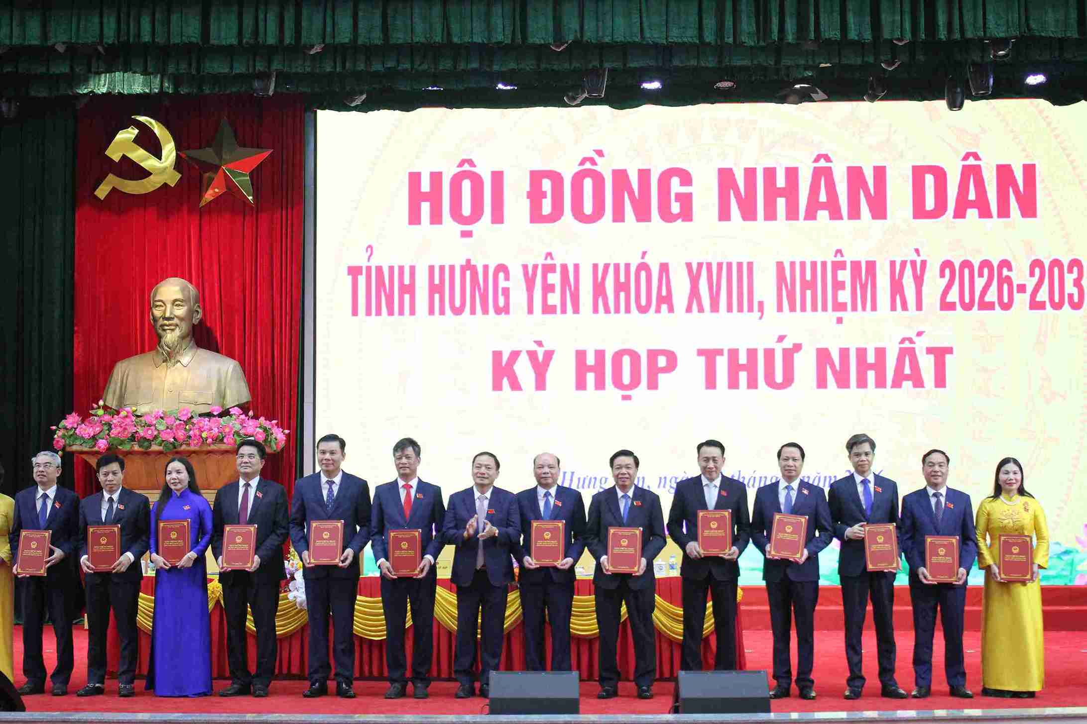 La primera sesión del Consejo Popular Provincial de Hung Yen tuvo lugar en la tarde del 13 de abril. Foto: Mai Huong