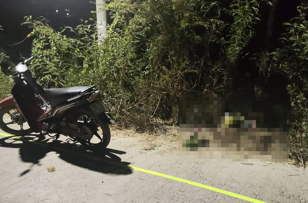 Hiện trường phát hiện người đàn ông tử vong ven đường. Ảnh: Duy Tuấn 