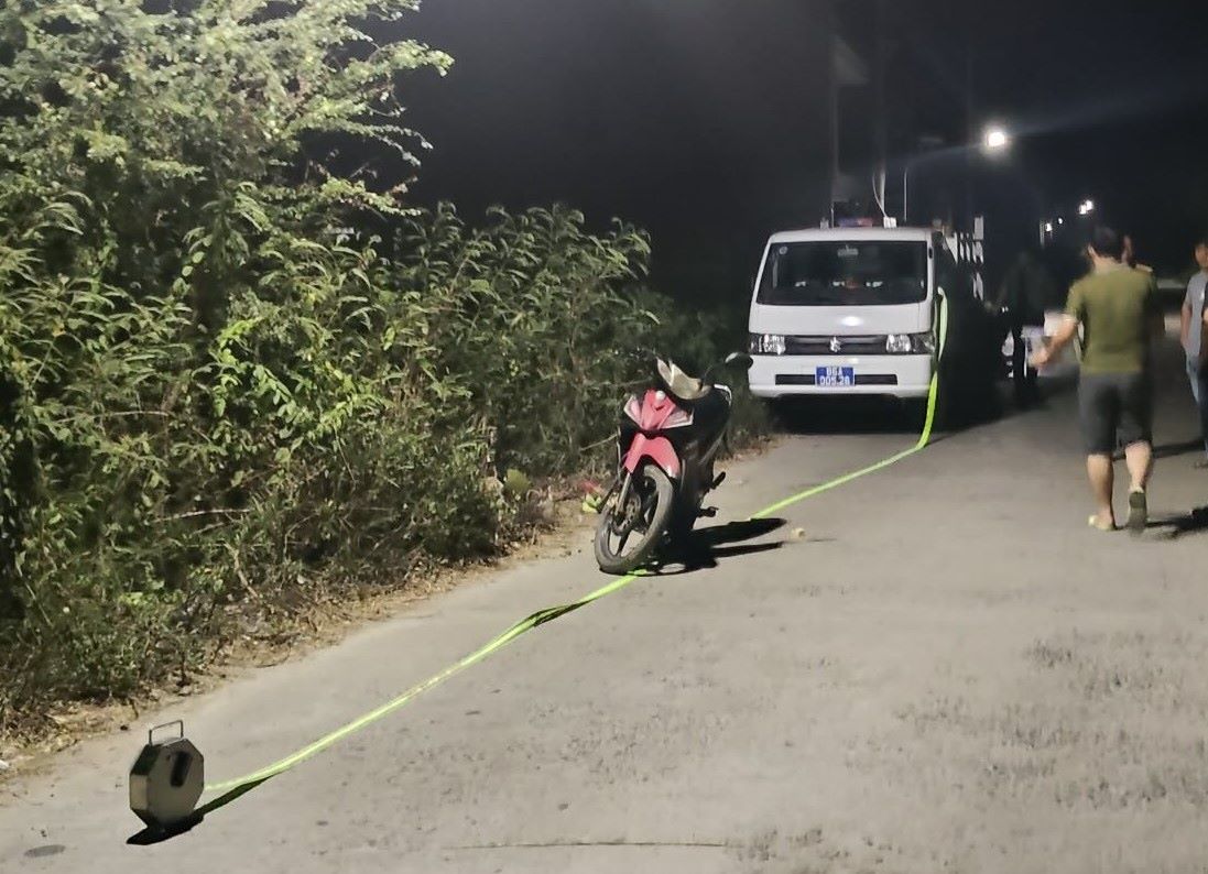 Công an đến khám nghiệm hiện trường, điều tra làm rõ vụ việc. Ảnh: Duy Tuấn 