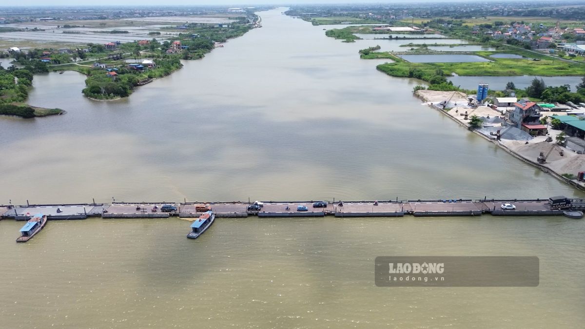 Toàn cảnh cầu phao Ninh Cường. Ảnh: Lương Hà