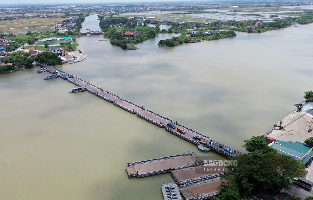 Pont flottant de Ninh Cuong sur la rivière Ninh Co. Photo: Luong Ha