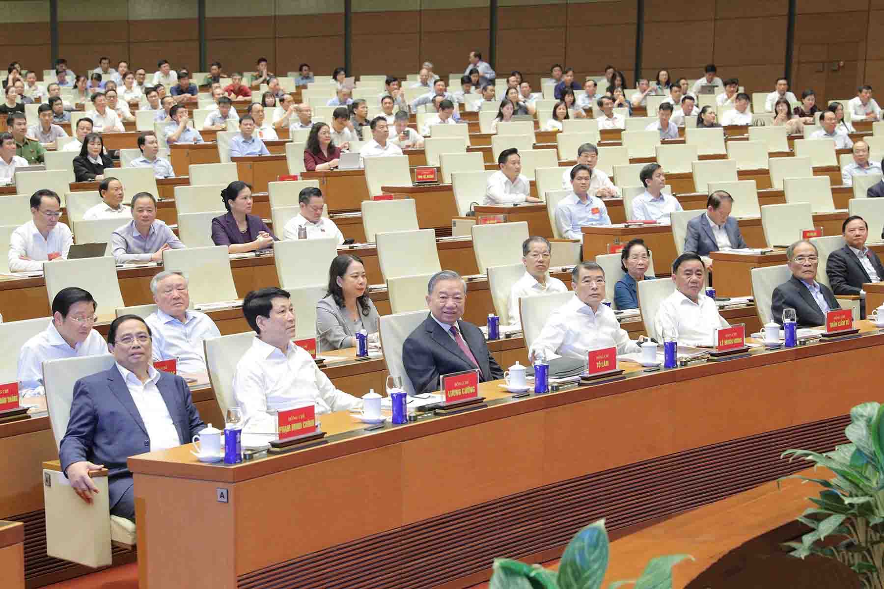 Ban Chấp hành Trung ương thống nhất các mục tiêu, chỉ tiêu để đạt tăng trưởng kinh tế ở mức 2 con số. Ảnh: Hồ Long.