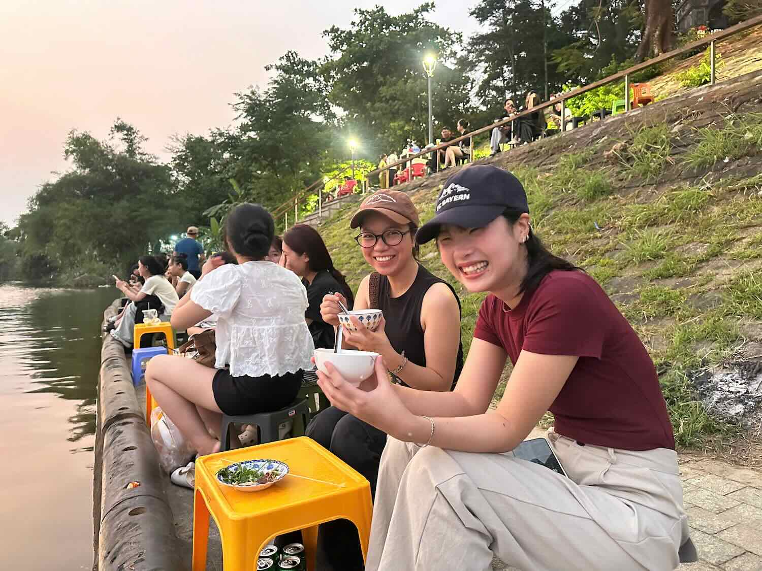 Les touristes aiment déguster du tofu au bord de la rivière des Parfums. Photo: Ngo Hien.