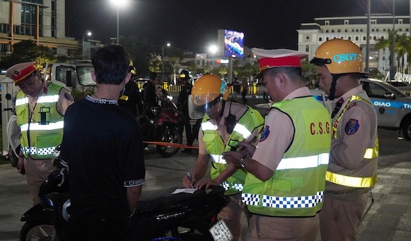La policía de Da Nang procesa a jóvenes que causan disturbios en las calles. Foto: Tran Thi