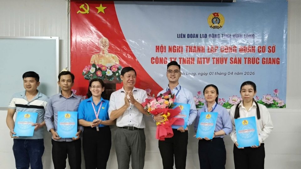 Vinh Long Trade Union promotes union member development, establishes grassroots trade unions and ward trade unions. Photo: Hoang Loc