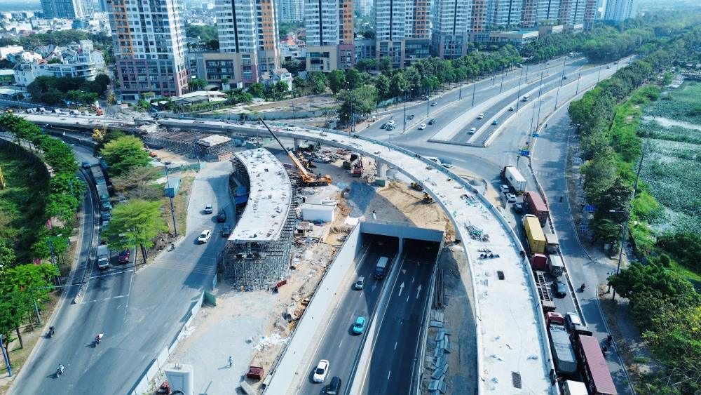  Toàn cảnh nhịp độ thi công khẩn trương tại nhánh cầu vượt N3 (nút giao An Phú) trước thềm dịp lễ 30.4. Ảnh: Thái Bảo