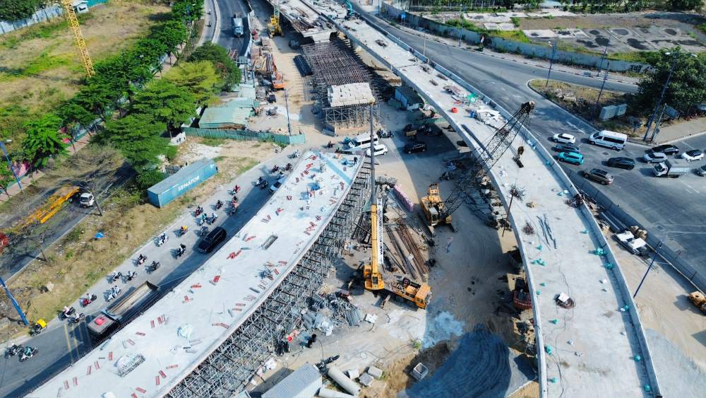  Nhánh cầu vượt N4 ở chiều ngược lại đang được khẩn trương thi công phần nhịp dẫn, dự kiến hoàn thành vào cuối tháng 6.2026. Ảnh: Thái Bảo