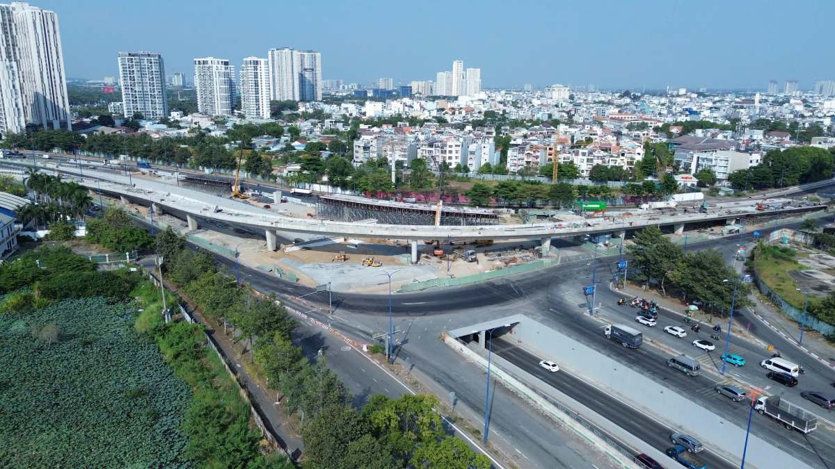   Nhánh cầu vượt N3 (gói thầu XL10) hiện đã đạt 99% khối lượng, sẵn sàng phục vụ hướng lưu thông Mai Chí Thọ - Đồng Văn Cống. Ảnh: Thái Bảo