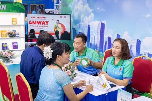 Tư vấn viên từ Amway trực tiếp chia sẻ thông tin, giúp người dân mua sắm thông thái tại gian hàng “Góc tư vấn tiêu dùng“. Ảnh: Amway 