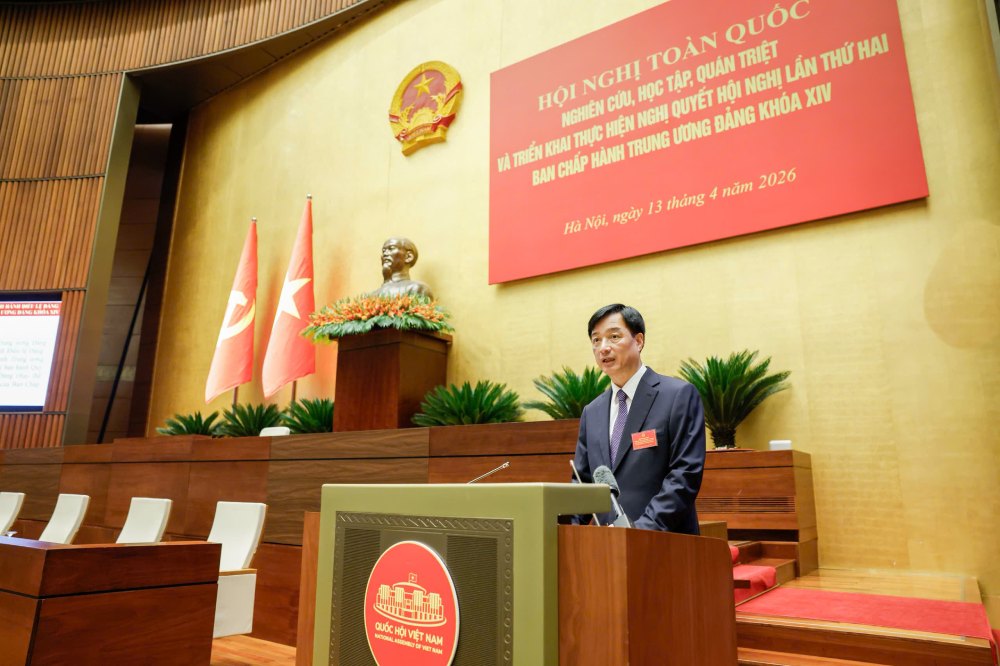 Politburo Member, Secretary of the Party Central Committee, Head of the Central Organization Committee Nguyen Duy Ngoc exchanges views on the topic "Regulations on the implementation of the Party Charter". Photo: Nhu Y