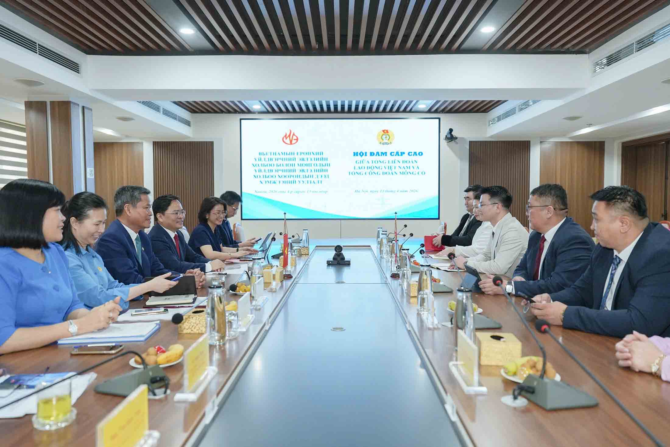 Las conversaciones de alto nivel entre la Confederación General del Trabajo de Vietnam y la Confederación General del Trabajo de Mongolia discutieron muchos contenidos, en los que se destacó especialmente la protección de los trabajadores. Foto: Huu Chanh