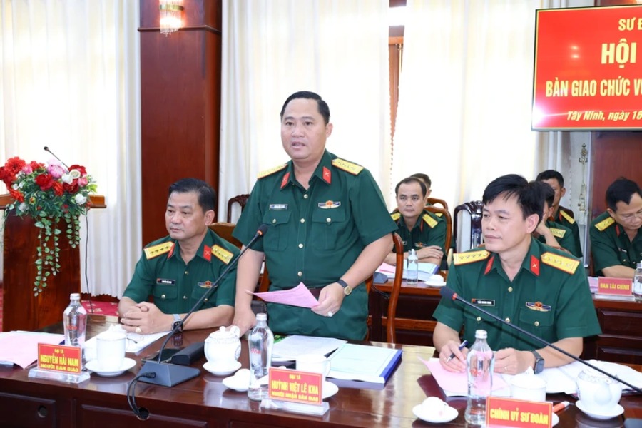 Đại tá Huỳnh Việt Lê Kha phát biểu tại hội nghị bàn giao. Ảnh: Ngọc Trâm/Quân khu 7