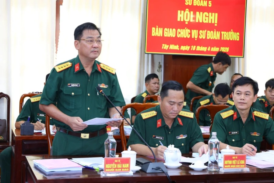 During the week, many decisions on transfer and appointment related to military officers. In the photo: Colonel Nguyen Hai Nam - Commander of Division 5, appointed by the Ministry of National Defense to hold the position of Deputy Chief of Staff of Military Region 7 - at the handover conference. Photo: Ngoc Tram/Military Region 7