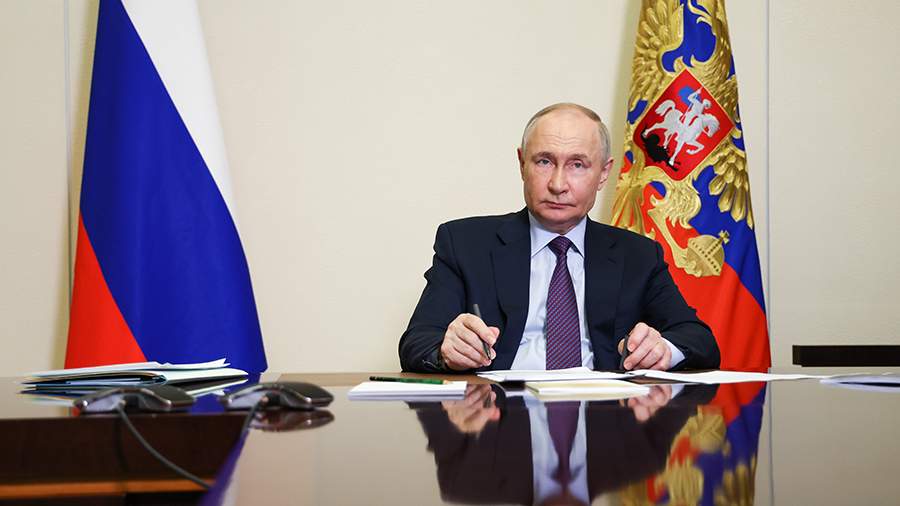 Russian President Vladimir Putin signs a decree placing CANPACK under the "state takeover" mechanism. Photo: TASS