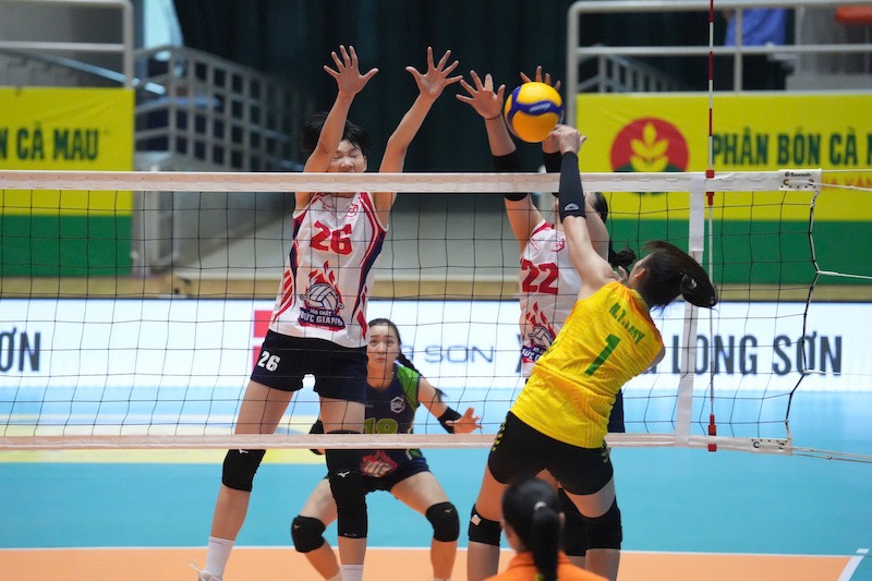 VTV Bình Điền Long An se enfrenta a Hóa chất Đức Giang Lào Cai en el torneo nacional de voleibol. Foto: VFV