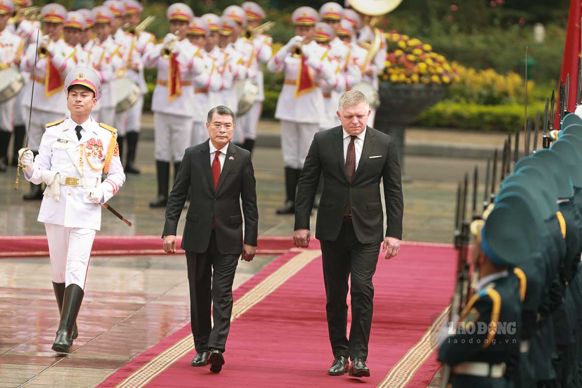 Politburo Member, Prime Minister Le Minh Hung chairs the welcoming ceremony for Slovak Prime Minister Robert Fico. Photo: Hai Nguyen