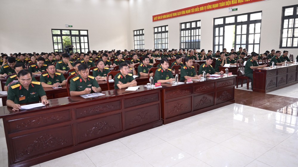 More than 500 officers participate in training for officers and professional soldiers. Photo: Phuong Vu