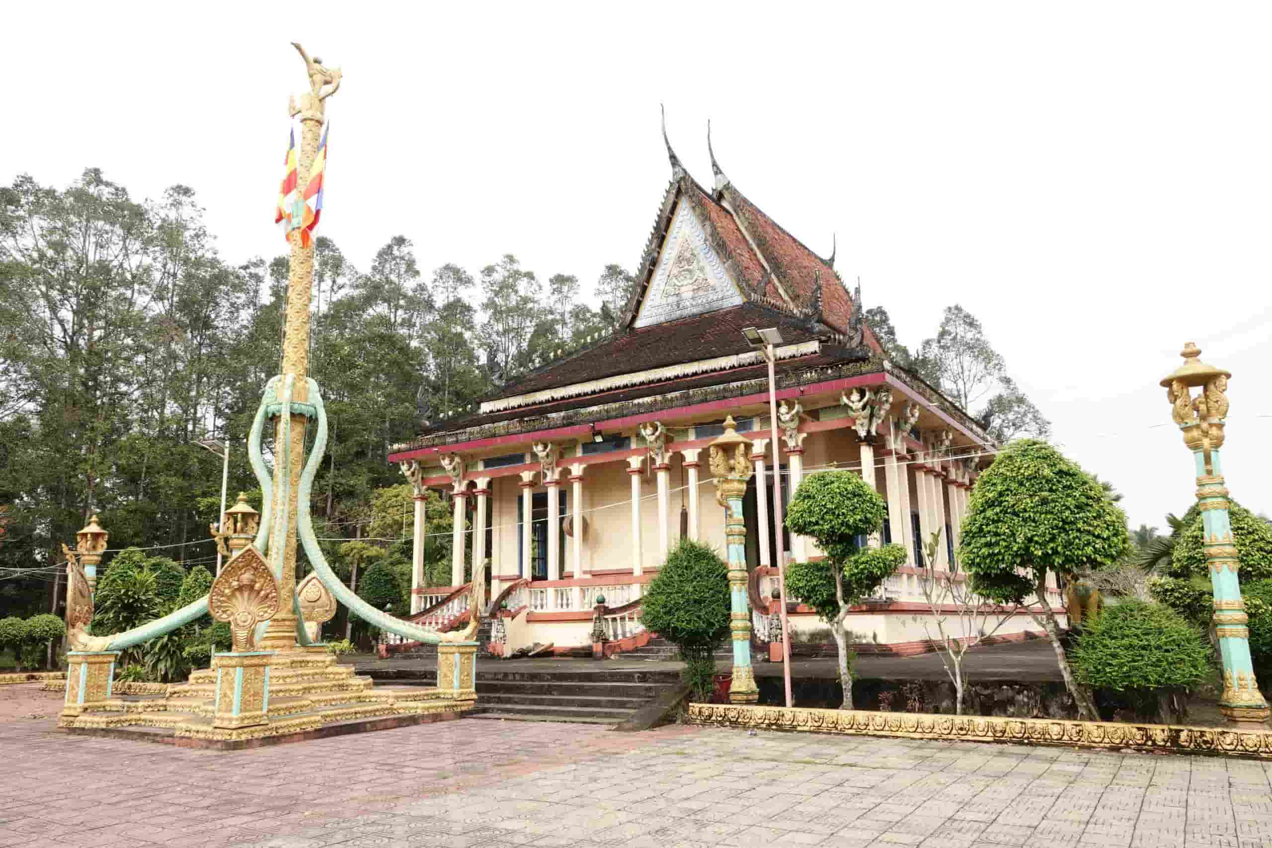 Mái chính điện cong vút với họa tiết rắn thần Naga - đặc trưng kiến trúc Khmer. Ảnh: Duy Tân