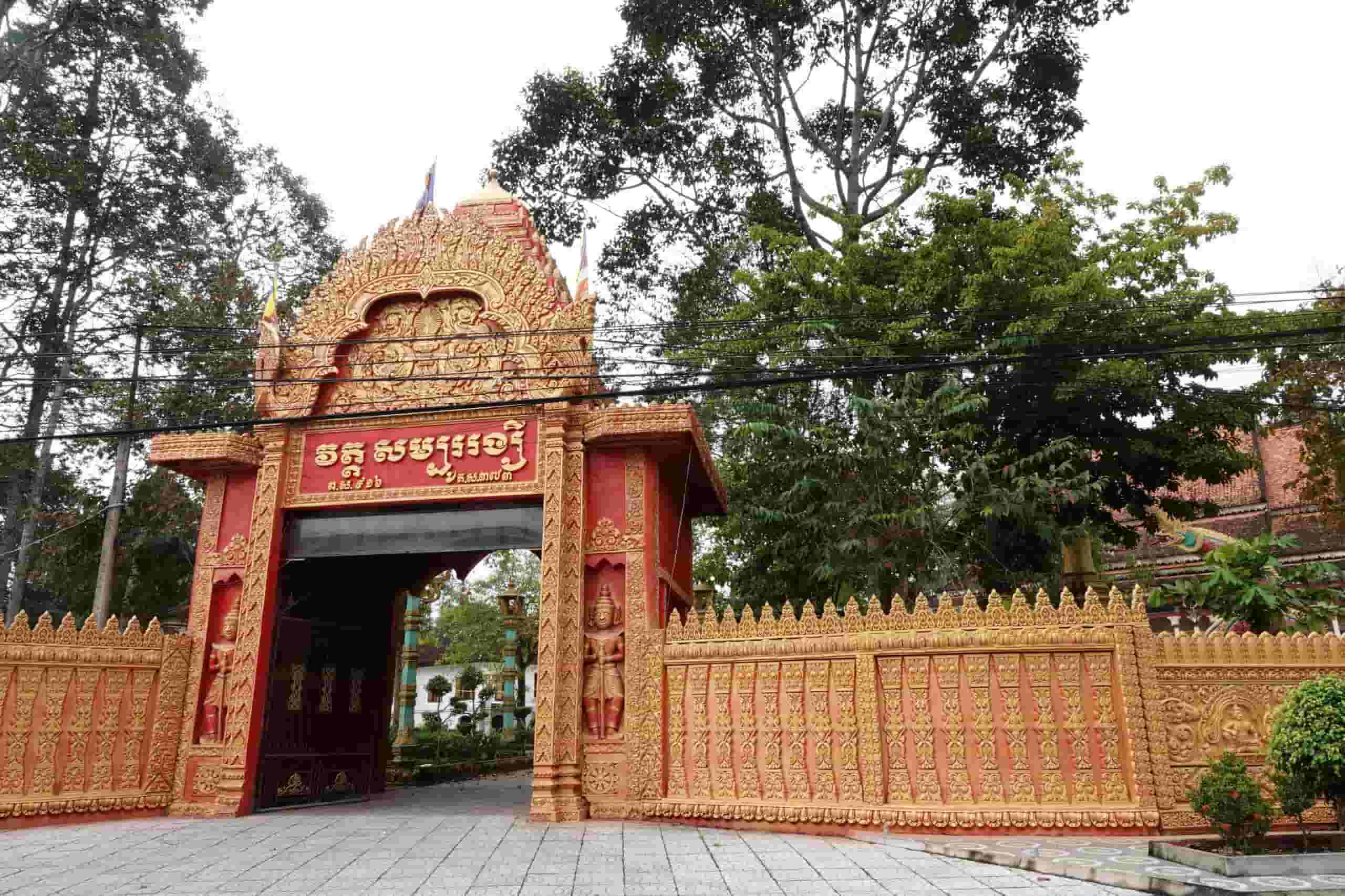 La puerta del templo Sam Pua está situada en medio de un bosque verde en la aldea de Tra Khao. Foto: Han Nghien