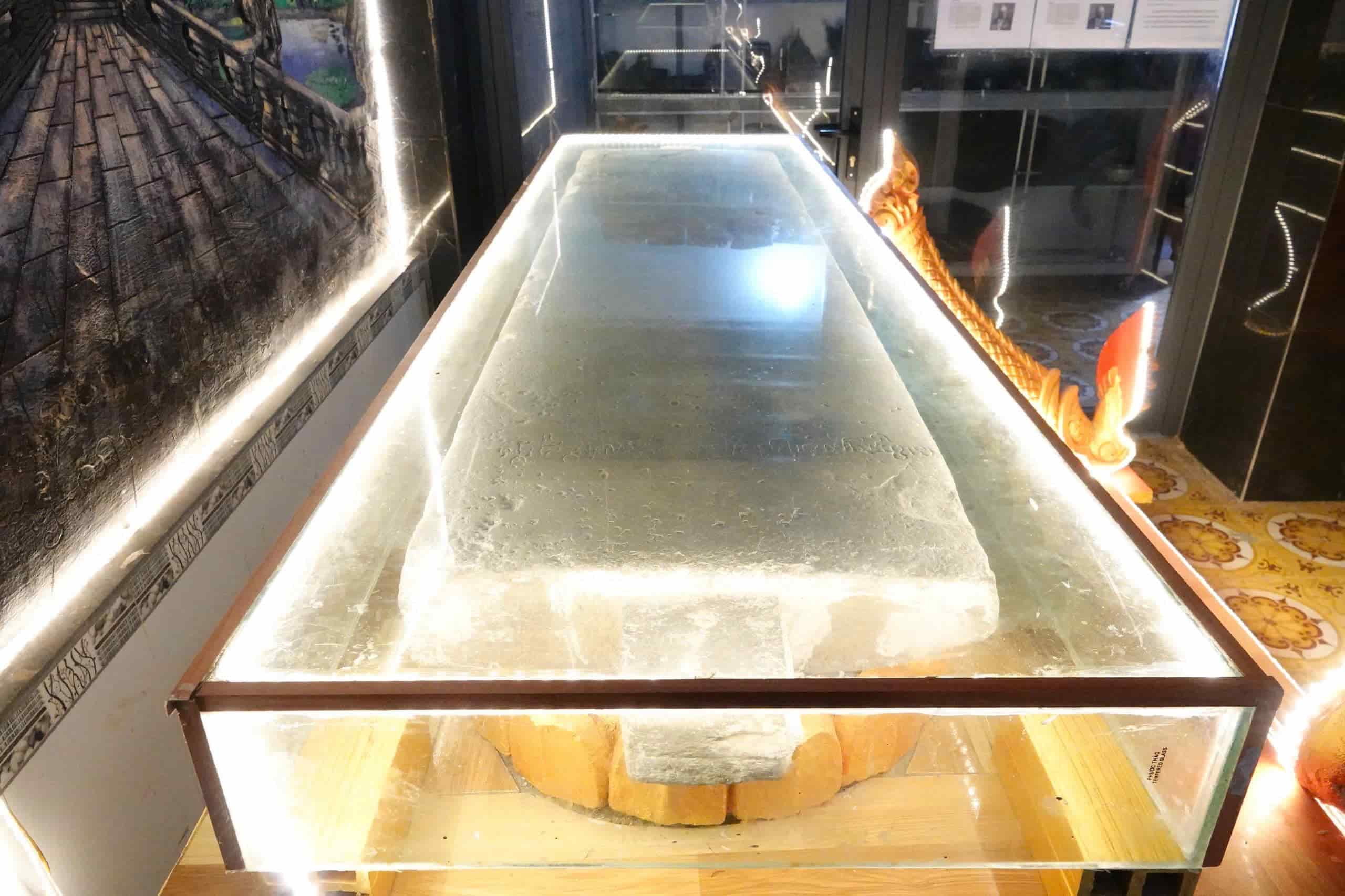 Toàn cảnh phiến đá xanh với kích thước lớn, nặng khoảng 500 kg, được đặt trong khung kính. Ảnh: Duy Tân