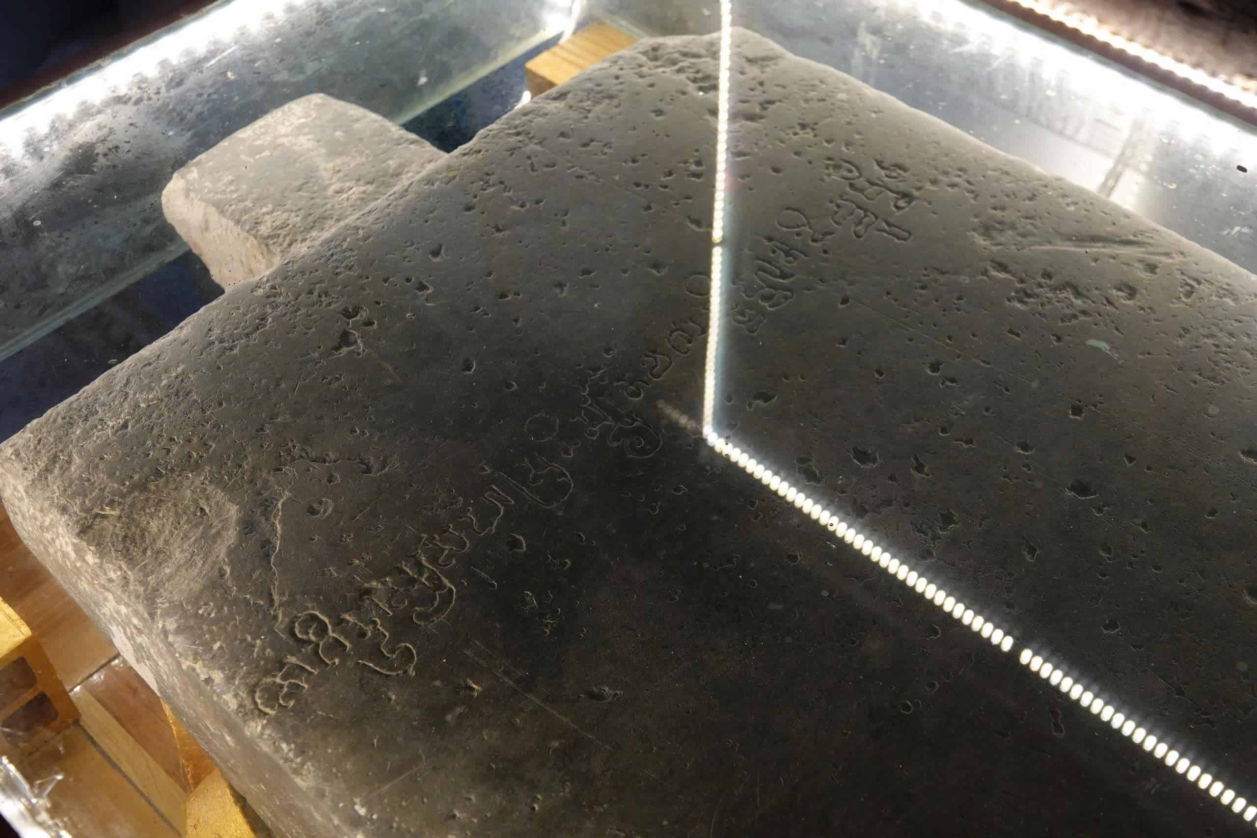 Dòng ký tự cổ khắc trên bề mặt bia đá. Ảnh: Duy Tân