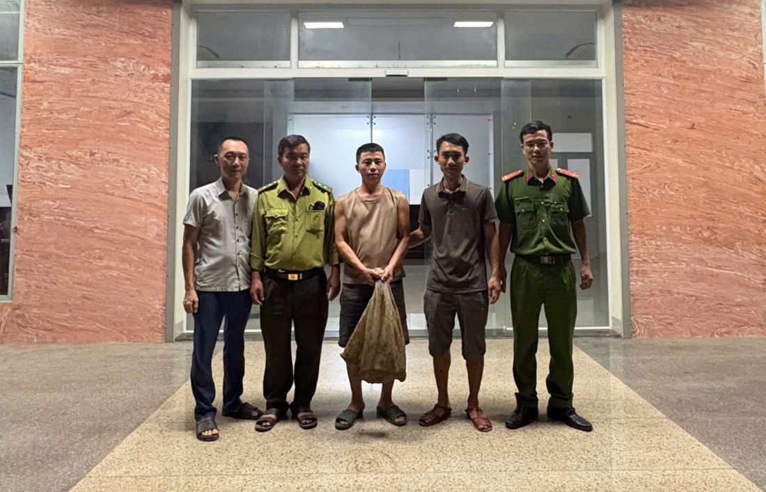 Người dân giao nộp 2 cá thể tê tê cho lực lượng chức năng. Ảnh: H.Nguyên